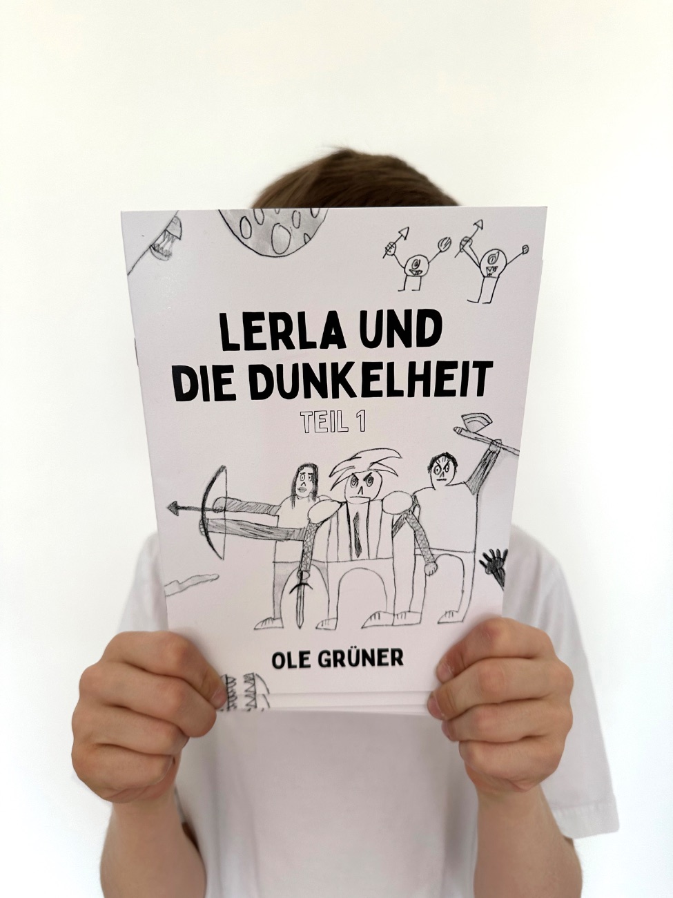 Ole Grüner hält den ersten Band von Lerla und die Dunkelheit